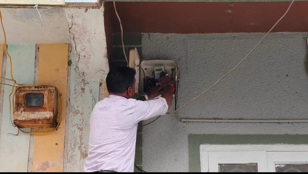 સંજેલીમાં MGVCL વિજિલેન્સની 4 ટીમ દ્વારા 3 દિવસમાં 66 લાખ.88 હજારની ચોરી ઝડપી.. 2300 કનેક્શન માંથી 404 સર્વે 21જેટલા મિટરો જપ્ત કર્યા. 5 જેટલા ડાયરેક્ટ વીજ ચોરી વાપરતા ઝડપાયા..