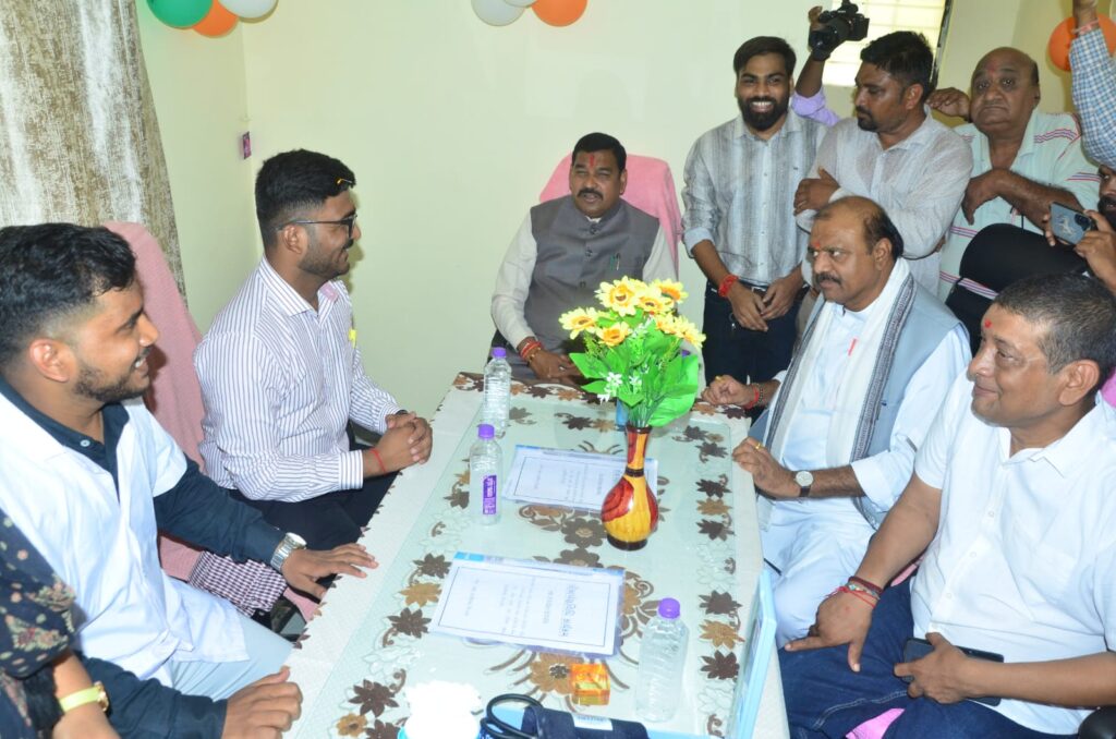 દાહોદ જિલ્લાના સિંગવડ તાલુકાના પહાડ ખાતે રૂ. ૧.૨૧ કરોડના ખર્ચે કેબિનેટ મંત્રીશ્રી કુબેરભાઈ ડિંડોરના હસ્તે નવીન પ્રાથમિક આરોગ્ય કેન્દ્રનું લોકાર્પણ* *આસપાસના ૯ ગામોની ૧૩ હજારથી વધુ વસ્તીને મળશે આધુનિક આરોગ્ય સુવિધાઓ*