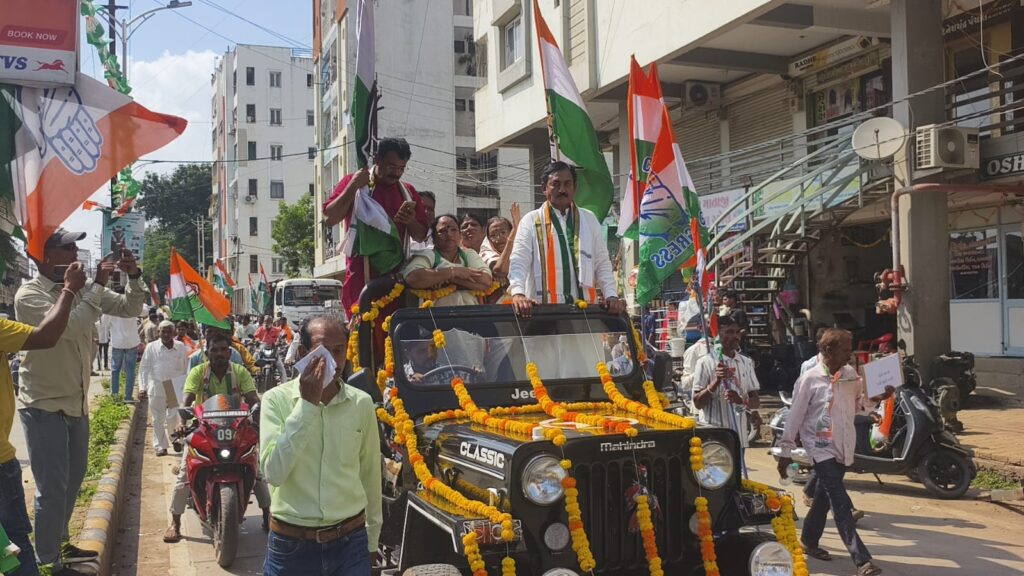 કોંગ્રેસના દિગજ નેતા અમિત ચાવડા, જીગ્નેશ મેવાણી, લાલજી દેસાઈ સહિતના ઉપસ્થિત રહ્યા.. દાહોદમાં વોટ ચોર ગદ્દી ચોર મુદ્દે વોટર અધિકાર જનસભા યોજાઈ..