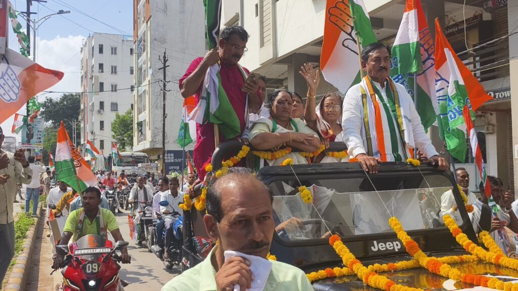 કોંગ્રેસના દિગજ નેતા અમિત ચાવડા, જીગ્નેશ મેવાણી, લાલજી દેસાઈ સહિતના ઉપસ્થિત રહ્યા.. દાહોદમાં વોટ ચોર ગદ્દી ચોર મુદ્દે વોટર અધિકાર જનસભા યોજાઈ..