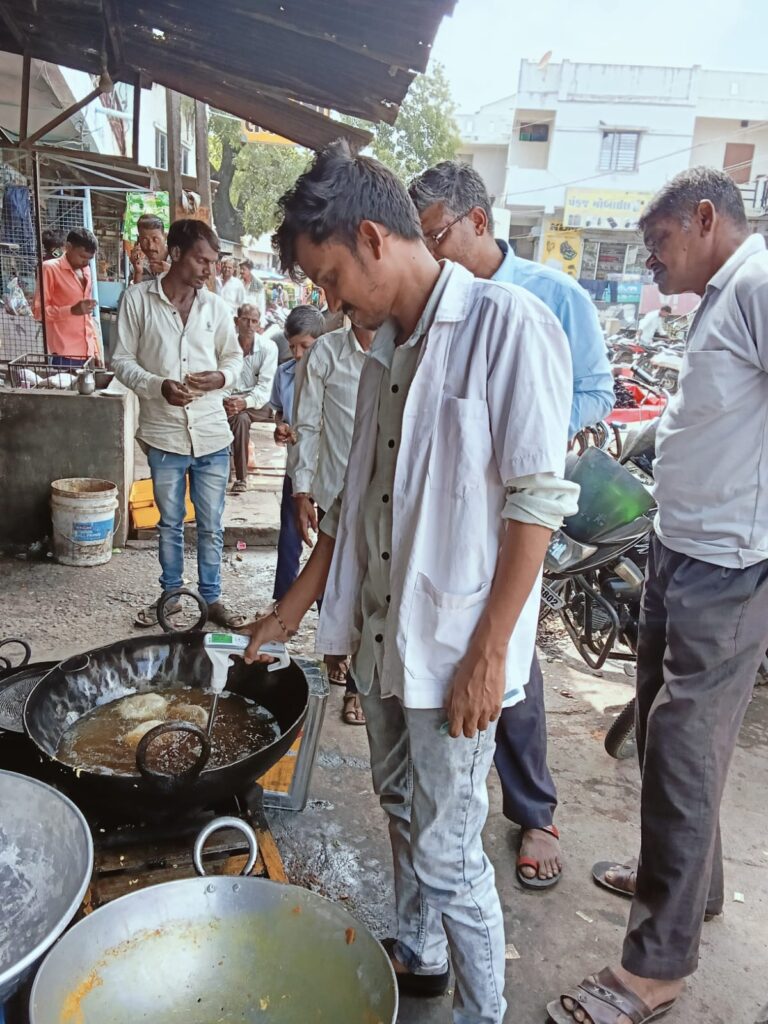 *ગરબાડામાં દિવાળી પહેલાં ફૂડ વિભાગનું ચેકિંગ શરૂ:* મિઠાઈ, ફરસાણ, પ્રોડક્ટ્સના સેમ્પલ ચેક કરાતા વેપારીઓમાં ફફડાટ.