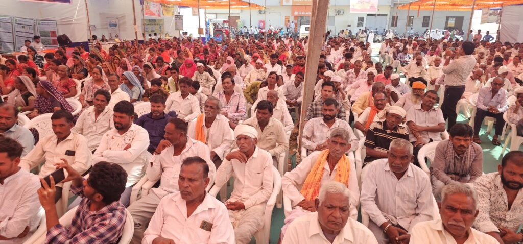 ઝાલોદ એપીએમસી ખાતે ઝાલોદ ધારાસભ્યશ્રી મહેશભાઈ ભુરીયાના અધ્યક્ષ સ્થાને રવિ-કૃષિ મહોત્સવનો થયો શુભારંભ ઝાલોદ 130 વિધાનસભાના ધારાસભ્યશ્રી મહેશભાઈ ભુરીયાએ પ્રાકૃતિક ખેત પદ્ધતિ અપનાવી બાગાયત ક્ષેત્રે અગ્રેસર બનેલા ખેડૂતોની મહેનતને બિરદાવી
