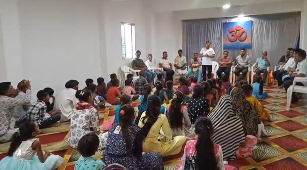 સુખસર તાલુકામાં એકલ અભિયાનના સભ્યો દ્વારા નિરાધાર બાળકો સાથે દિવાળીના તહેવારની અનોખી રીતે કરાતી ઉજવણી* *સુખસર આસપાસના 15 થી 20 ગામોના 43 જેટલા પરિવારોમાં 113 જેટલા નિરાધાર બાળકો છે*