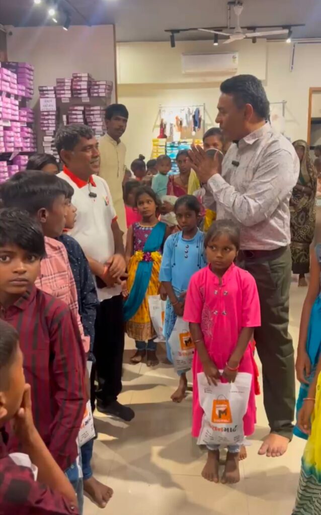 સુખસર તાલુકામાં એકલ અભિયાનના સભ્યો દ્વારા નિરાધાર બાળકો સાથે દિવાળીના તહેવારની અનોખી રીતે કરાતી ઉજવણી* *સુખસર આસપાસના 15 થી 20 ગામોના 43 જેટલા પરિવારોમાં 113 જેટલા નિરાધાર બાળકો છે*