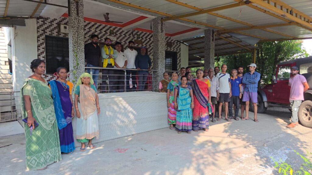 ચક્રવાત પીડિત તેજલાવ અને તલાવચોરા ગામોમાં નિરાધાર પરિવારોને પતરાની વહેંચણી કરી દિવાળીના પર્વની ઉજવણી કરતા સમસ્ત આદિવાસી સમાજના આગેવાનો.