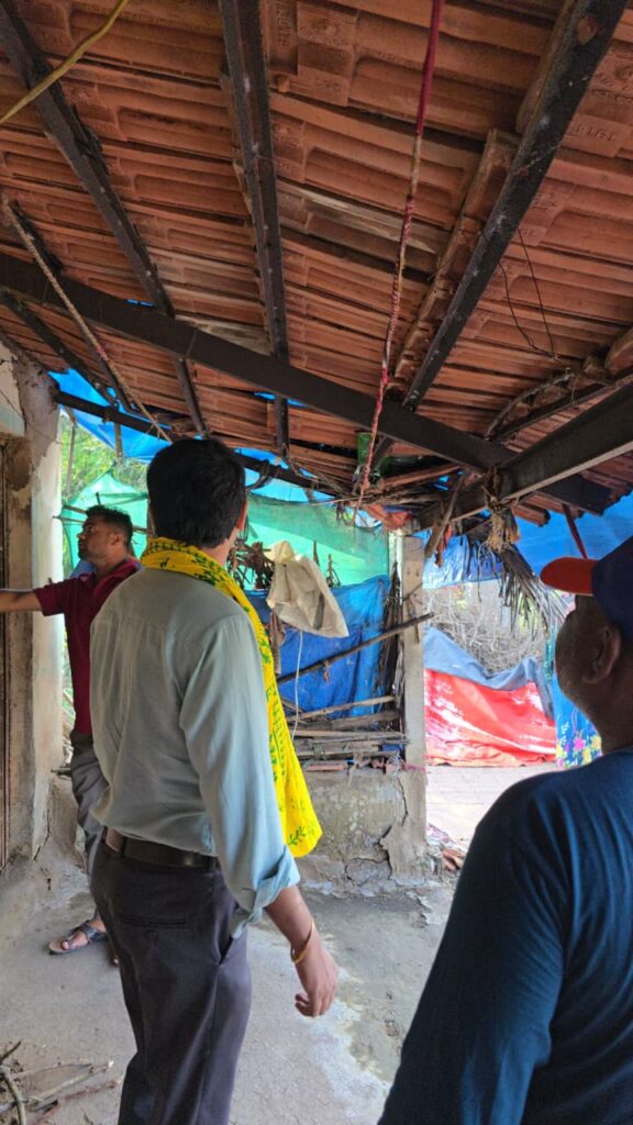 ચક્રવાત પીડિત તેજલાવ અને તલાવચોરા ગામોમાં નિરાધાર પરિવારોને પતરાની વહેંચણી કરી દિવાળીના પર્વની ઉજવણી કરતા સમસ્ત આદિવાસી સમાજના આગેવાનો.