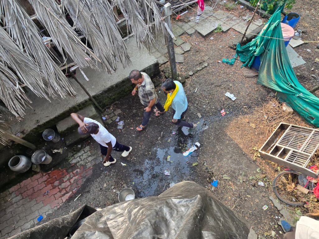 ચક્રવાત પીડિત તેજલાવ અને તલાવચોરા ગામોમાં નિરાધાર પરિવારોને પતરાની વહેંચણી કરી દિવાળીના પર્વની ઉજવણી કરતા સમસ્ત આદિવાસી સમાજના આગેવાનો.