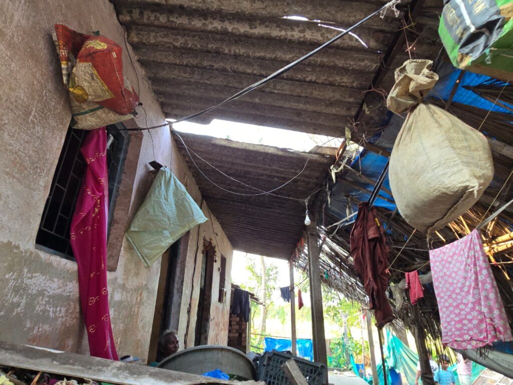 ચક્રવાત પીડિત તેજલાવ અને તલાવચોરા ગામોમાં નિરાધાર પરિવારોને પતરાની વહેંચણી કરી દિવાળીના પર્વની ઉજવણી કરતા સમસ્ત આદિવાસી સમાજના આગેવાનો.