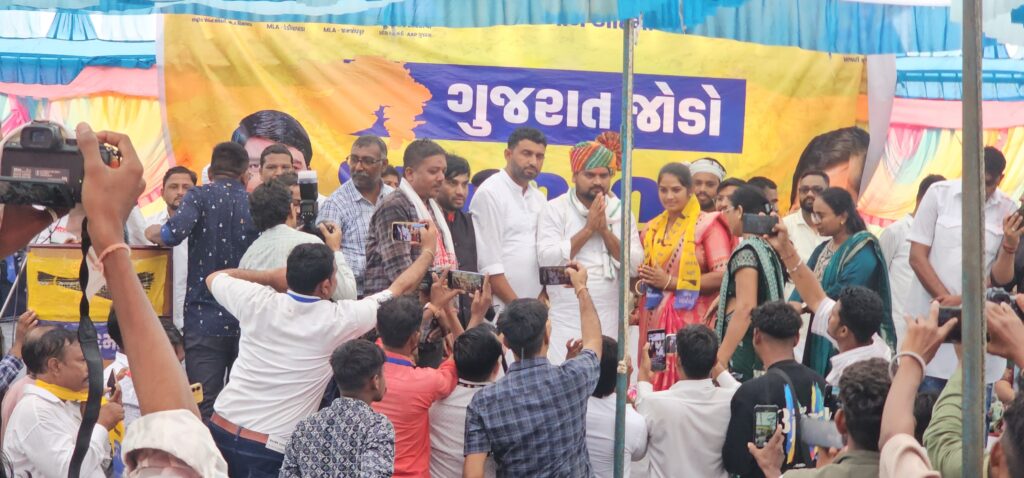 દક્ષેશ ચૌહાણ :- ઝાલોદ દાહોદ જિલ્લાના ગોવિંદ ગુરુ લીમડી તાલુકાનાં ડુંગરીમાં 'ગુજરાત જોડો જનસભા'માં 6000 થી વધુ આગેવાનો-કાર્યકરો 'આપ'માં જોડાયા; ચૈતર વસાવાના આકરા પ્રહારથી દાહોદ જીલ્લાનું રાજકારણ ગરમાયું