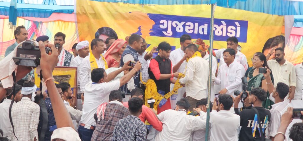 દક્ષેશ ચૌહાણ :- ઝાલોદ દાહોદ જિલ્લાના ગોવિંદ ગુરુ લીમડી તાલુકાનાં ડુંગરીમાં 'ગુજરાત જોડો જનસભા'માં 6000 થી વધુ આગેવાનો-કાર્યકરો 'આપ'માં જોડાયા; ચૈતર વસાવાના આકરા પ્રહારથી દાહોદ જીલ્લાનું રાજકારણ ગરમાયું