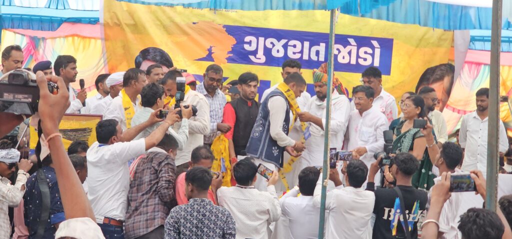 દક્ષેશ ચૌહાણ :- ઝાલોદ દાહોદ જિલ્લાના ગોવિંદ ગુરુ લીમડી તાલુકાનાં ડુંગરીમાં 'ગુજરાત જોડો જનસભા'માં 6000 થી વધુ આગેવાનો-કાર્યકરો 'આપ'માં જોડાયા; ચૈતર વસાવાના આકરા પ્રહારથી દાહોદ જીલ્લાનું રાજકારણ ગરમાયું