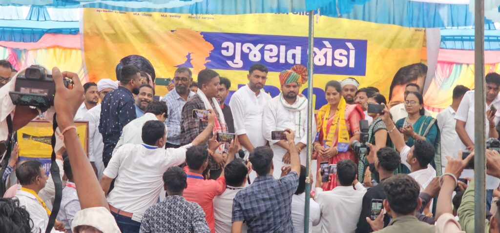 દક્ષેશ ચૌહાણ :- ઝાલોદ દાહોદ જિલ્લાના ગોવિંદ ગુરુ લીમડી તાલુકાનાં ડુંગરીમાં 'ગુજરાત જોડો જનસભા'માં 6000 થી વધુ આગેવાનો-કાર્યકરો 'આપ'માં જોડાયા; ચૈતર વસાવાના આકરા પ્રહારથી દાહોદ જીલ્લાનું રાજકારણ ગરમાયું