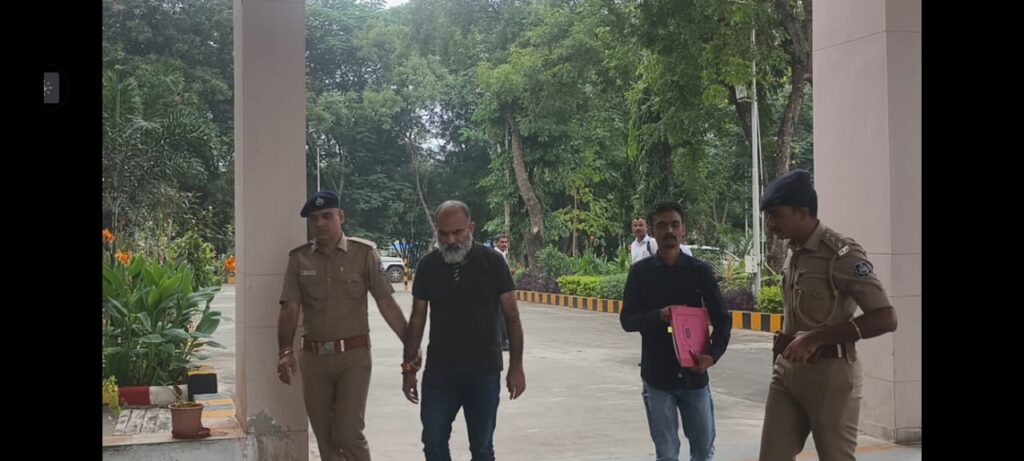 નકલી NA પ્રકરણમાં દાહોદ પોલીસને મોટી સફળતા — મુખ્ય સૂત્રધાર રામુ પંજાબી અમદાવાદથી ઝડપાયો. એક વર્ષથી ફરાર રામકુમાર સેવકરામ પંજાબી ઉર્ફે રામુ પંજાબી ટેકનિકલ સૂત્રો અને બાતમીના આધારે પોલીસે દબોચ્યો;