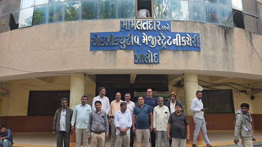 ઝાલોદ અને ગુરુ ગોવિંદ લીમડી તાલુકાની સસ્તા અનાજના સંચાલકો દ્વારા પડતર માંગણીઓ ને લઈ મામલતદાર કચેરીએ આવેદનપત્ર આપ્યું  પડતર માંગણીઓ પૂરી નહીં થાય તો પહેલી નવેમ્બર થી હડતાળ પર જવાની ચીમકી ઉચ્ચારી 