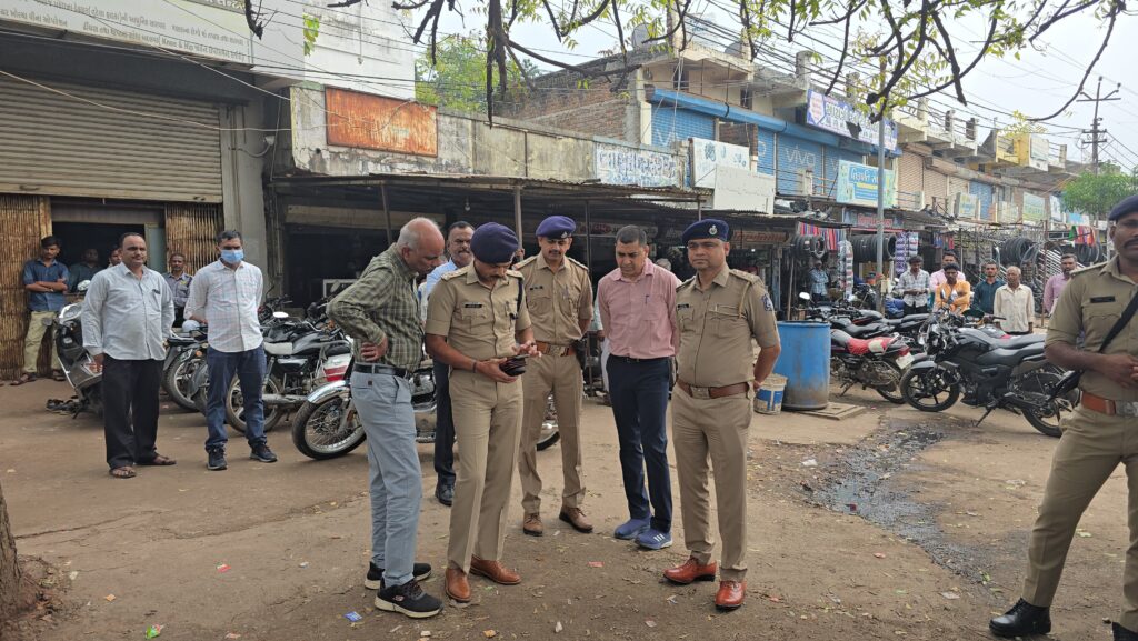 દાહોદ જિલ્લા પોલીસ અધિક્ષક રવિરાજસિંહ જાડેજા એ લોકટોળાના હુમલામાં ઈજાગ્રસ્ત એ.એસ.આઈ સુભાષભાઈના તબિયતની પૃચ્છા કરી