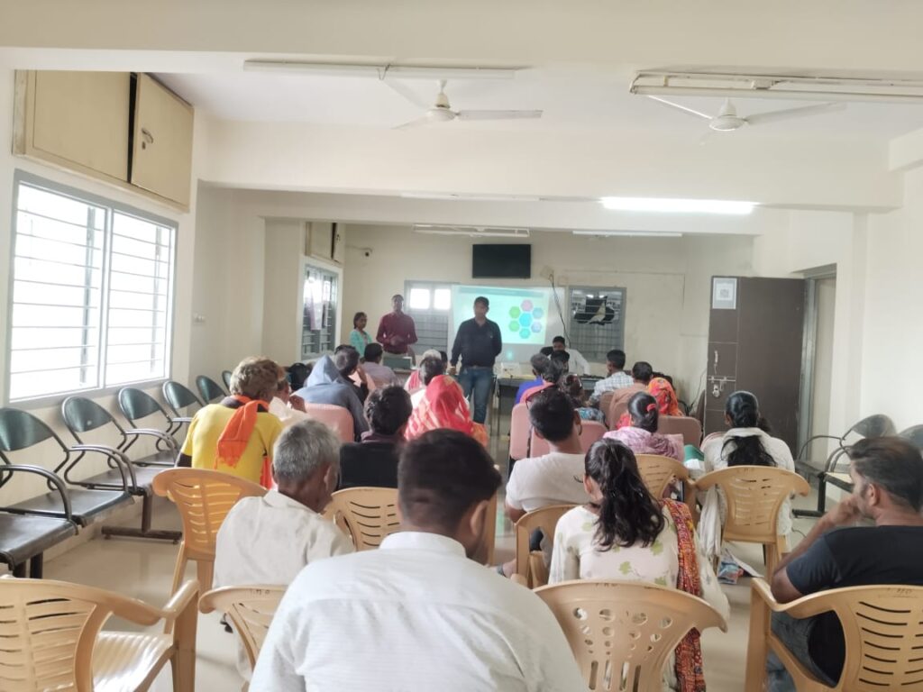 દાહોદ જિલ્લાના ગરબાડા ખાતે ટીબી ચેમ્પિયન્સને ટીબીની તાલીમ* *ટીબીમાંથી સાજા થયેલા વ્યક્તિઓના જ્ઞાન અને કૌશલ્યોને મજબૂત કરીને ટીબી નાબૂદીના પ્રયાસોમાં તેમને મોટી ભૂમિકા ભજવવા માટે સશક્ત બનાવતુ દાહોદ જિલ્લાનું આરોગ્ય વિભાગ*