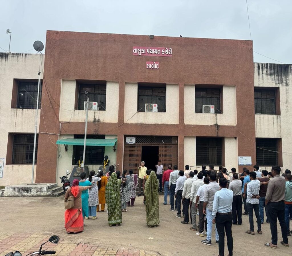 ઝાલોદ તાલુકા પંચાયત કચેરી ખાતે તાલુકા વિકાસ અધિકારીશ્રી કે એચ ગઢવી સહિત કર્મયોગીઓએ રાષ્ટ્રીય એકતા દિવસની ઉજવણી નિમિતે શપથ ગ્રહણ કર્યા