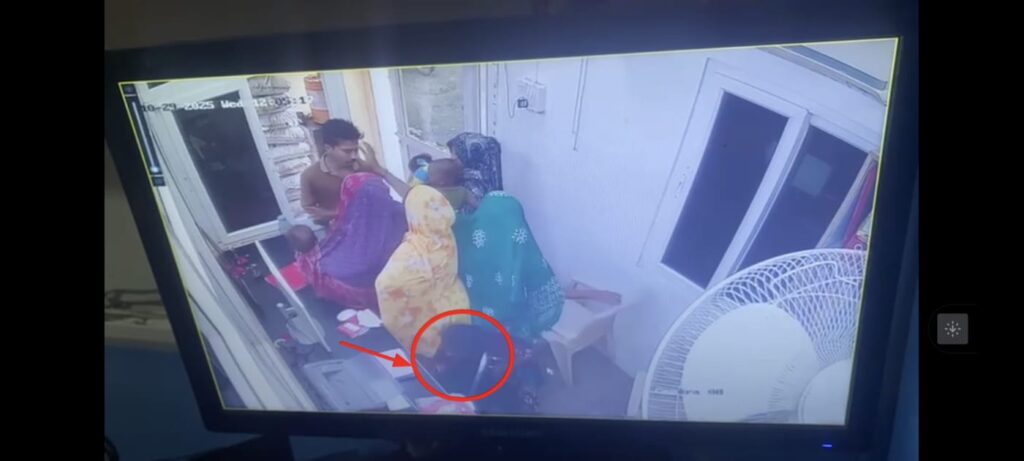 દાહોદમાં ભિક્ષુકના વેશમાં ચોરી કરતી મહિલા ટોળકી ઝડપાઈ અનાજ માર્કેટમાં વેપારીના ઑફિસમાંથી રોકડા ₹5 લાખની ચોરીનો બનાવ.