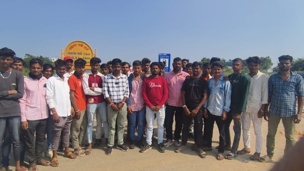 દાહોદ સ્માર્ટ સિટીમાં ત્રણ દિવસથી ઠપ્પ રહેલી ડોર ટુ ડોર સફાઈ સેવા ફરી શરૂ થશે. જૂના સફાઈ કામદારોને દૂર કરવાના વિવાદ બાદ પાલિકાએ આઠ દિવસમાં ફરી ફરજ પર જોડવાનો લીધો નિર્ણય.