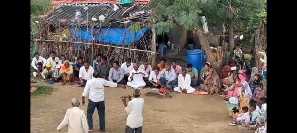 આદિવાસી સમાજમાં પરંપરા: પૂર્વજોની યાદમાં “ખત્રી' આવ્યા. સંજેલી તાલુકામાં ઠેર-ઠેર આદિવાસી સમાજ દ્વારા શીરા રોપી ચૌદસની ધામધૂમથી ઉજવણી કરી..