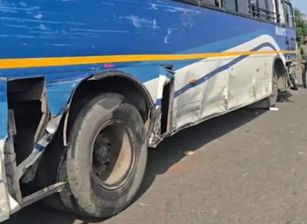 દાહોદ નજીક આઇસરનું ટાયર ફાટતાં બસ સાથે અકસ્માત:પીટોલ-ડીસા બસના મુસાફરોનો આબાદ બચાવ, નેશનલ હાઇવે પર ટ્રાફિકજામ સર્જાયો.