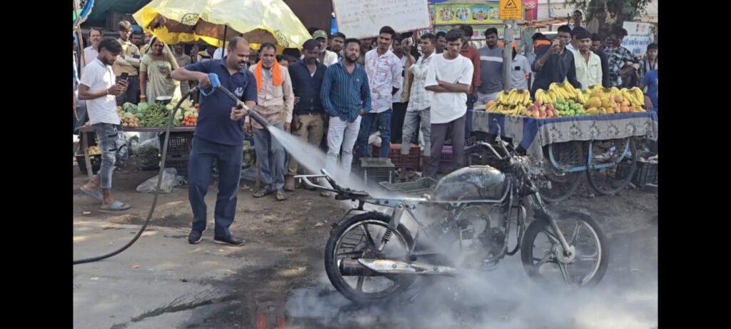 દાહોદમાં બાઈકમાં આગ લાગી, પિતા-પુત્રીનો આબાદ બચાવ:  ગરબાડા ચોકડી પાસે બાઈક બંધ પડતાં ચાલકે કિક મારતા જ ભડકો થયો, બાઇક સંપૂર્ણ બળીને ખાખ