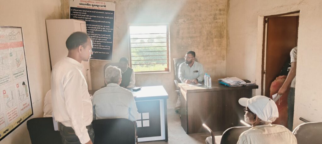 દાહોદ જિલ્લા કલેકટરશ્રી યોગેશ નીરગુડે દ્વારા ઝાલોદ તાલુકાના ટાઢાગોળા ગામે સામાન્ય ગ્રામપંચાયત દફતર તપાસણી કરી સાથે ગામની આકસ્મિક મુલાકાત લીધી હતી