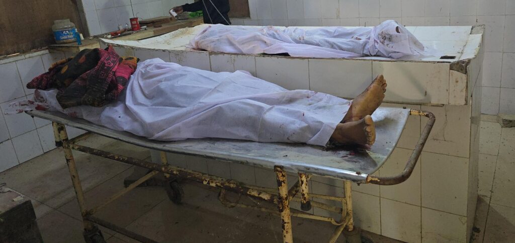 નેશનલ હાઈવે પર સર્જાઇ કરુણંતીકા, પરિવાર બન્યો કાળનો કોળિયો.. ઝાલોદના સાપોઈ નજીક અજાણ્યા વાહનની અડફેટે બાઈક સવાર દંપતી તેમજ બાળકનું મોત. 