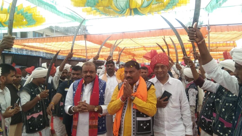 સુખસર ખાતે ‘જનજાતિય ગૌરવ યાત્રા’નું ભવ્ય સ્વાગત કરાયું* *ધરતી આબા ભગવાન બિરસા મુંડાની ૧૫૦મી જન્મ જયંતીના વર્ષની સમગ્ર દાહોદ જિલ્લામાં ઉજવણી*