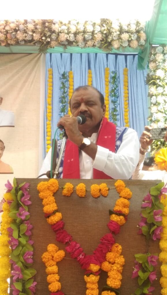 *દેશને આઝાદી અપાવવાનું કામ ભગવાન બિરસા મુંડાએ કર્યું છે:સાંસદ જશવંતસિંહ ભાભોર*  *ભગવાન બિરસા મુંડાની યાત્રા દાહોદ જિલ્લામાં પ્રવેશતા સુખસર, લીમડી,ઝાલોદ,દાહોદમાં ઉમળકાભેર યાત્રાનું ભવ્ય સ્વાગત કરવામાં આવ્યું*