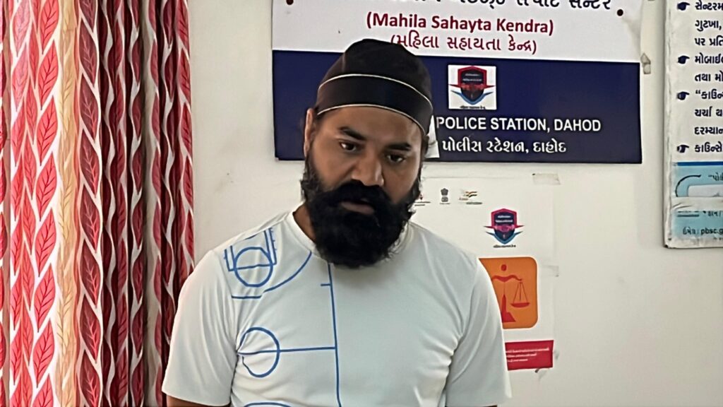 દાહોદ SBI લોન કૌભાંડ:બન્ને પ્રકરણમાં પોલીસે કોર્ટમાં રજૂ કરી 9000 પાનાની ચાર્જશીટ તત્કાલિકન બેંક મેનેજર,એજન્ટો તેમજ લોનધારકોની મિલી ભગત,31 આરોપીઓ સામે ગુનો નોંધાયો હતો.