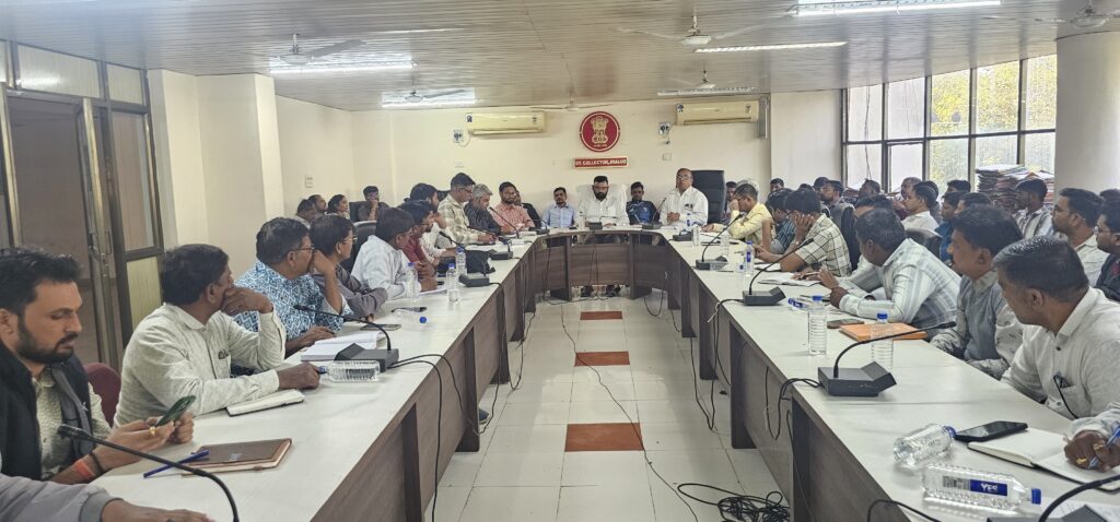 ઝાલોદ 130 વિધાનસભાના દરેક મતદારના ઘરની મુલાકાત લઇ કામગીરી શરૂ થઈ ગઈ છે. ખાસ અભિયાન SIR અંતર્ગત બીએલઓ ઘરે ઘરે જઈને ફોર્મ ભરવાનું કરશે