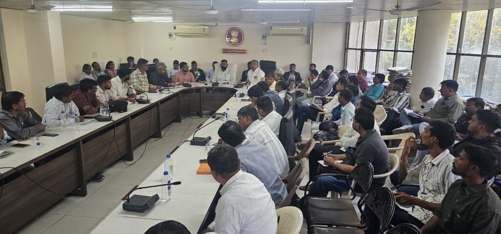 ઝાલોદ 130 વિધાનસભાના દરેક મતદારના ઘરની મુલાકાત લઇ કામગીરી શરૂ થઈ ગઈ છે. ખાસ અભિયાન SIR અંતર્ગત બીએલઓ ઘરે ઘરે જઈને ફોર્મ ભરવાનું કરશે