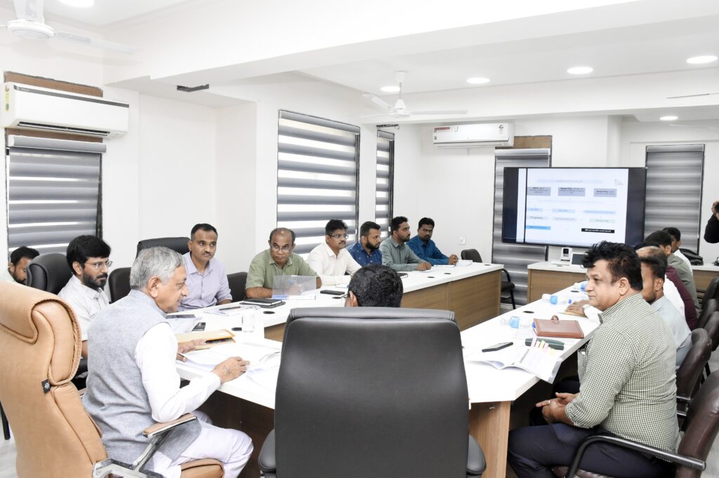 *દાહોદ કલેકટર કચેરી ખાતે મંત્રીશ્રી કુંવરજીભાઈ બાવળીયાના અધ્યક્ષ સ્થાને વિવિધ યોજનાઓ અંતર્ગત બેઠક યોજાઈ* દાહોદ કલેકટર કચેરી ખાતે મંત્રીશ્રી કુંવરજીભાઈ બાવળીયાના અધ્યક્ષ સ્થાને દાહોદ જિલ્લામાં વિવિધ યોજનાકીય બાબતો અંગે બેઠક યોજવામાં આવી હતી. આ દરમ્યાન દાહોદ કલેકટરશ્રી યોગેશ નિરગુડે પણ ઉપસ્થિત રહ્યા હતા.