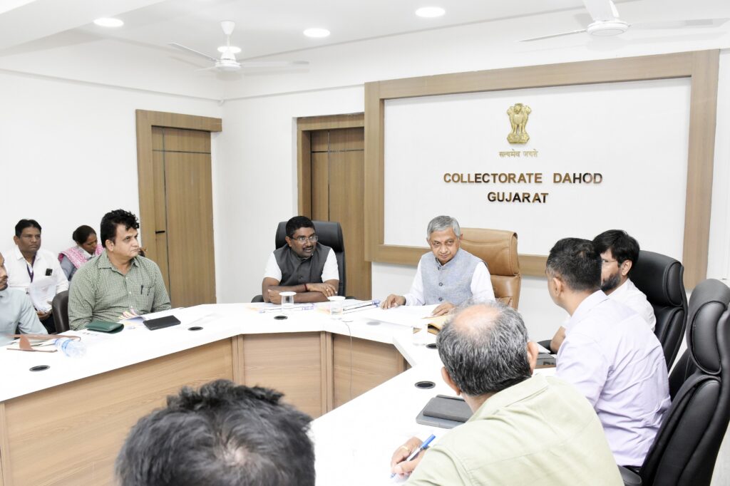 *દાહોદ કલેકટર કચેરી ખાતે મંત્રીશ્રી કુંવરજીભાઈ બાવળીયાના અધ્યક્ષ સ્થાને વિવિધ યોજનાઓ અંતર્ગત બેઠક યોજાઈ* દાહોદ કલેકટર કચેરી ખાતે મંત્રીશ્રી કુંવરજીભાઈ બાવળીયાના અધ્યક્ષ સ્થાને દાહોદ જિલ્લામાં વિવિધ યોજનાકીય બાબતો અંગે બેઠક યોજવામાં આવી હતી. આ દરમ્યાન દાહોદ કલેકટરશ્રી યોગેશ નિરગુડે પણ ઉપસ્થિત રહ્યા હતા.