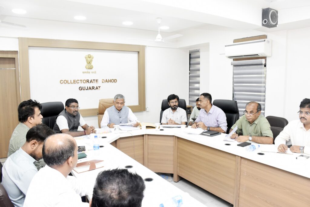 *દાહોદ કલેકટર કચેરી ખાતે મંત્રીશ્રી કુંવરજીભાઈ બાવળીયાના અધ્યક્ષ સ્થાને વિવિધ યોજનાઓ અંતર્ગત બેઠક યોજાઈ* દાહોદ કલેકટર કચેરી ખાતે મંત્રીશ્રી કુંવરજીભાઈ બાવળીયાના અધ્યક્ષ સ્થાને દાહોદ જિલ્લામાં વિવિધ યોજનાકીય બાબતો અંગે બેઠક યોજવામાં આવી હતી. આ દરમ્યાન દાહોદ કલેકટરશ્રી યોગેશ નિરગુડે પણ ઉપસ્થિત રહ્યા હતા.