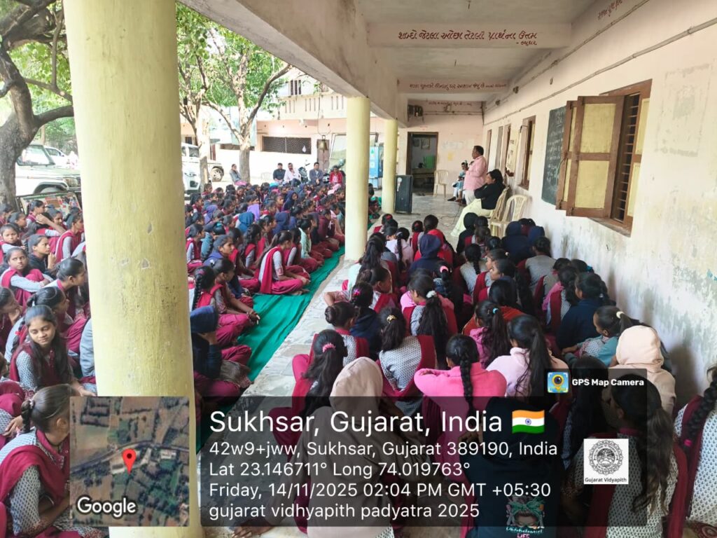 હર ઘર સ્વદેશી અભિયાનમાં જોડાયા ગૂજરાત વિદ્યાપીઠના વિધાર્થીઓ* *દાહોદ જિલ્લામાં ગુંજ્યા હર ઘર સ્વદેશી, ઘર ઘર સ્વદેશી' ના નારા*