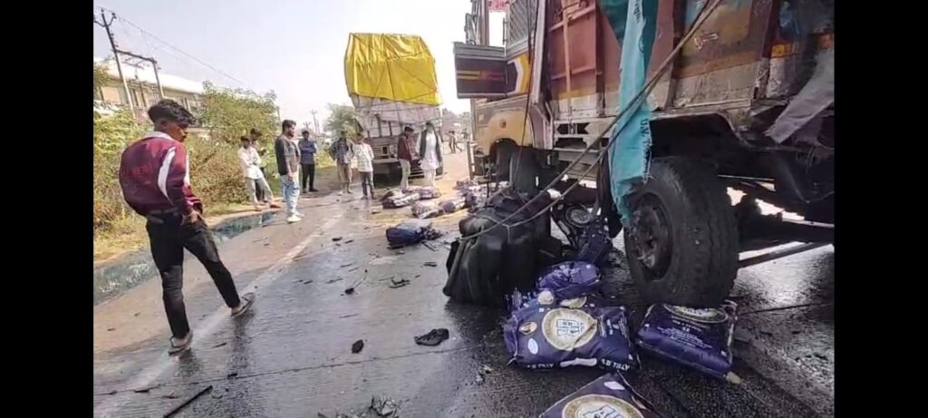 નેશનલ હાઈવે પરબે ટ્રકો ધડાકાભેર અથડાઇ: રસ્તા પર ડીઝલ વેરાતા ટ્રાફિકજામ   દાહોદ નજીક યૂટર્ન લેતી ટ્રકને અન્ય ટ્રકે પાછળથી ટક્કર મારી, ત્રણ ઈજાગ્રસ્ત