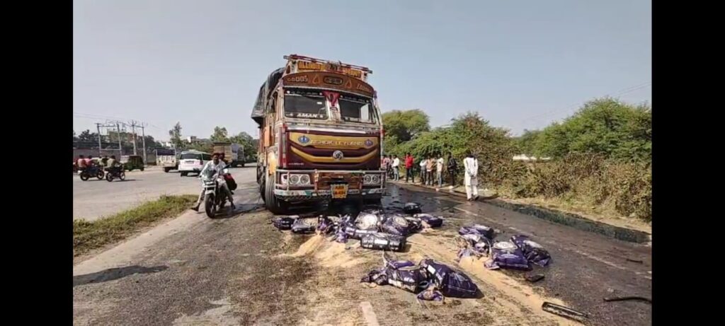 નેશનલ હાઈવે પરબે ટ્રકો ધડાકાભેર અથડાઇ: રસ્તા પર ડીઝલ વેરાતા ટ્રાફિકજામ   દાહોદ નજીક યૂટર્ન લેતી ટ્રકને અન્ય ટ્રકે પાછળથી ટક્કર મારી, ત્રણ ઈજાગ્રસ્ત