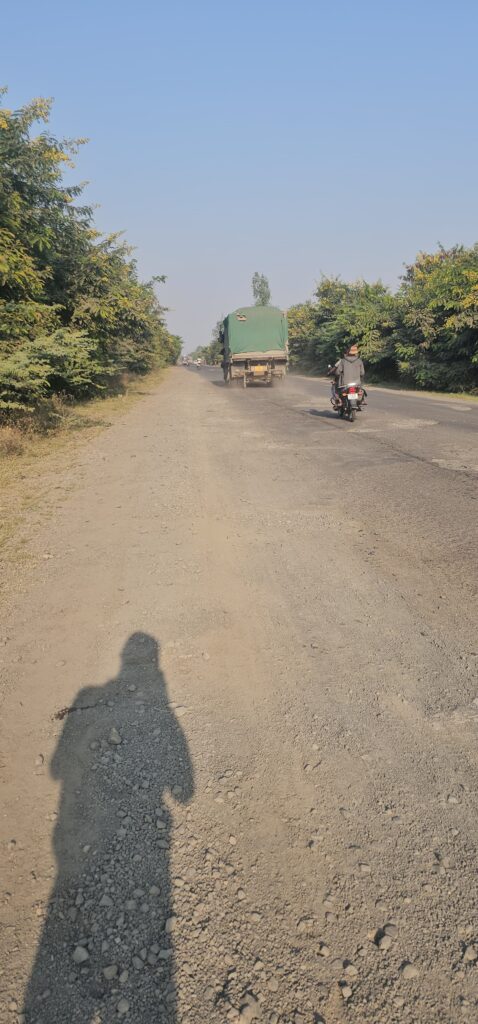 લીમખેડા થી લીમડી સ્ટેટ હાઈવે ખખડધજ:ડુંગરી થી લીમડી સુધીના હાઇવે પર ઠેર ઠેર મોટા ખાડા, વાહનચાલકો હેરાન પરેશાન