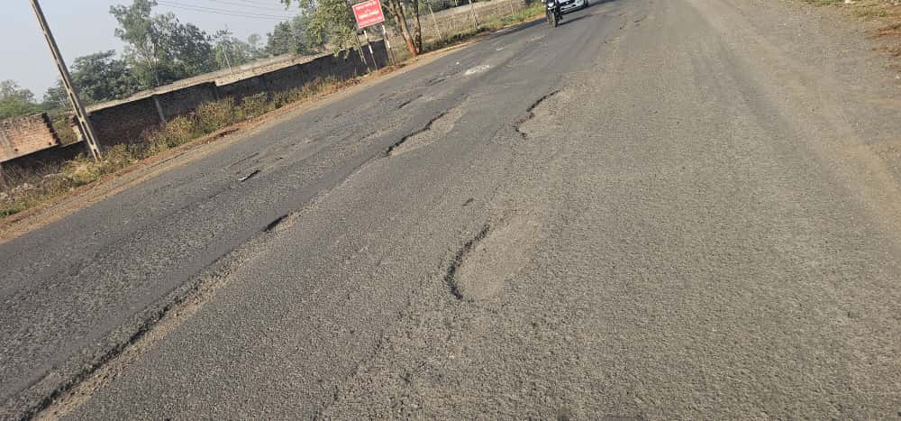 લીમખેડા થી લીમડી સ્ટેટ હાઈવે ખખડધજ:ડુંગરી થી લીમડી સુધીના હાઇવે પર ઠેર ઠેર મોટા ખાડા, વાહનચાલકો હેરાન પરેશાન