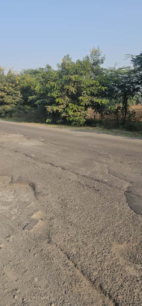 લીમખેડા થી લીમડી સ્ટેટ હાઈવે ખખડધજ:ડુંગરી થી લીમડી સુધીના હાઇવે પર ઠેર ઠેર મોટા ખાડા, વાહનચાલકો હેરાન પરેશાન