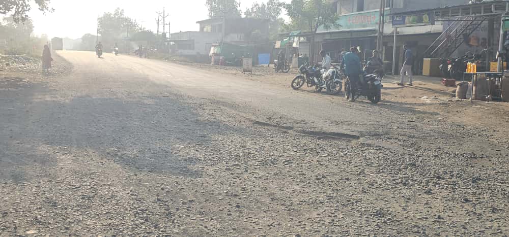 લીમખેડા થી લીમડી સ્ટેટ હાઈવે ખખડધજ:ડુંગરી થી લીમડી સુધીના હાઇવે પર ઠેર ઠેર મોટા ખાડા, વાહનચાલકો હેરાન પરેશાન