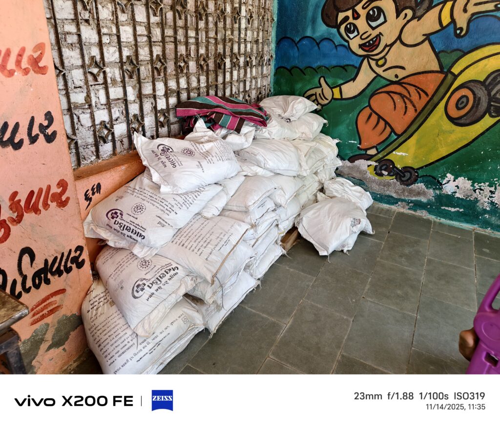 ગરબાડા તાલુકાના જુદાજુદા અંતરિયાળ વિસ્તારોમાં ચાલતી આંગણવાડીઓમાં લોલમપોલ.. બબ્બે ત્રણ ત્રણ મહિનાસુધીનો બાળકોને આપવામાં આવતો નાસ્તાનો જથ્થો જેસે થે..