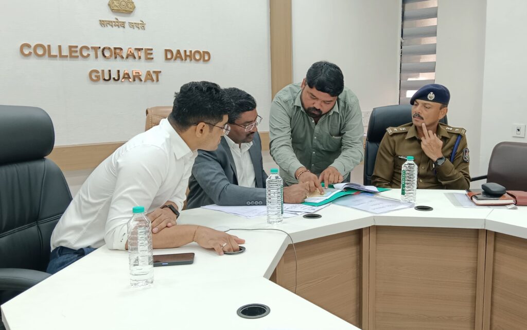 *દાહોદ જિલ્લા કલેક્ટરશ્રી યોગેશ નિરગુડેના અધ્યક્ષ સ્થાને યોજાયો જિલ્લા સ્વાગત કાર્યક્રમ* *વહેલી તકે તમામ અરજીઓનો નિકાલ કરવા કલેક્ટરશ્રીએ સંબંધિત અધિકારીઓને આપી સુચના*