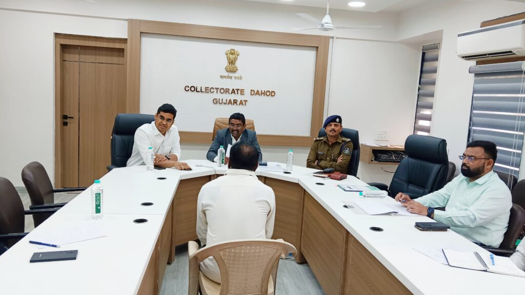 *દાહોદ જિલ્લા કલેક્ટરશ્રી યોગેશ નિરગુડેના અધ્યક્ષ સ્થાને યોજાયો જિલ્લા સ્વાગત કાર્યક્રમ* *વહેલી તકે તમામ અરજીઓનો નિકાલ કરવા કલેક્ટરશ્રીએ સંબંધિત અધિકારીઓને આપી સુચના*