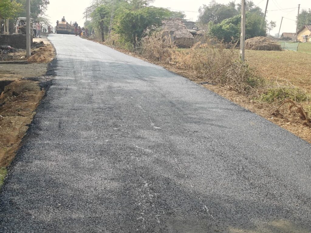 દાહોદ જિલ્લાના રસ્તાના સમારકામ/રીસરફેસીંગ અને નવીનીકરણની કામગીરી પુરજોશમાં* *માર્ગ અને મકાન પંચાયત વિભાગ દાહોદ દ્વારા ઝાલોદ તાલુકાના મલવાસી તળાવ ફળીયા માર્ગનું રીસરફેસીંગનું કામ કરાયું*