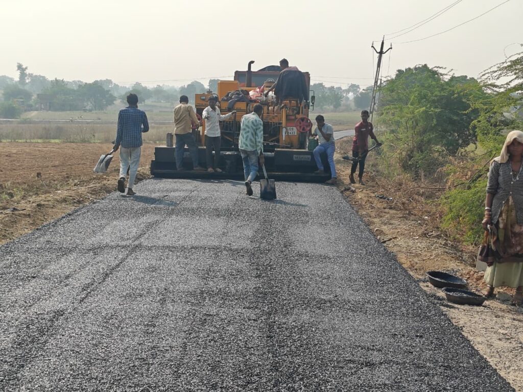 દાહોદ જિલ્લાના રસ્તાના સમારકામ/રીસરફેસીંગ અને નવીનીકરણની કામગીરી પુરજોશમાં* *માર્ગ અને મકાન પંચાયત વિભાગ દાહોદ દ્વારા ઝાલોદ તાલુકાના મલવાસી તળાવ ફળીયા માર્ગનું રીસરફેસીંગનું કામ કરાયું*