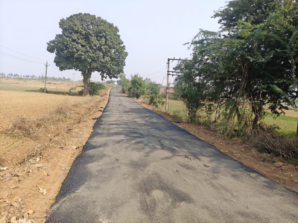 દાહોદ જિલ્લાના રસ્તાના સમારકામ/રીસરફેસીંગ અને નવીનીકરણની કામગીરી પુરજોશમાં* *માર્ગ અને મકાન પંચાયત વિભાગ દાહોદ દ્વારા ઝાલોદ તાલુકાના મલવાસી તળાવ ફળીયા માર્ગનું રીસરફેસીંગનું કામ કરાયું*