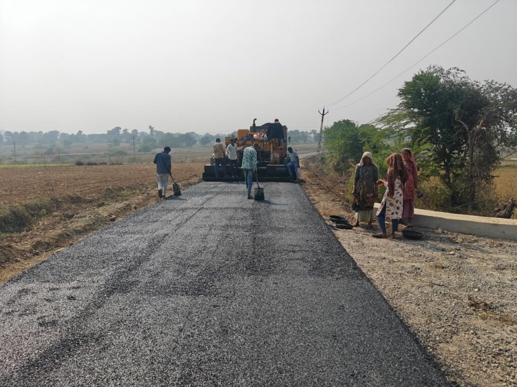 દાહોદ જિલ્લાના રસ્તાના સમારકામ/રીસરફેસીંગ અને નવીનીકરણની કામગીરી પુરજોશમાં* *માર્ગ અને મકાન પંચાયત વિભાગ દાહોદ દ્વારા ઝાલોદ તાલુકાના મલવાસી તળાવ ફળીયા માર્ગનું રીસરફેસીંગનું કામ કરાયું*